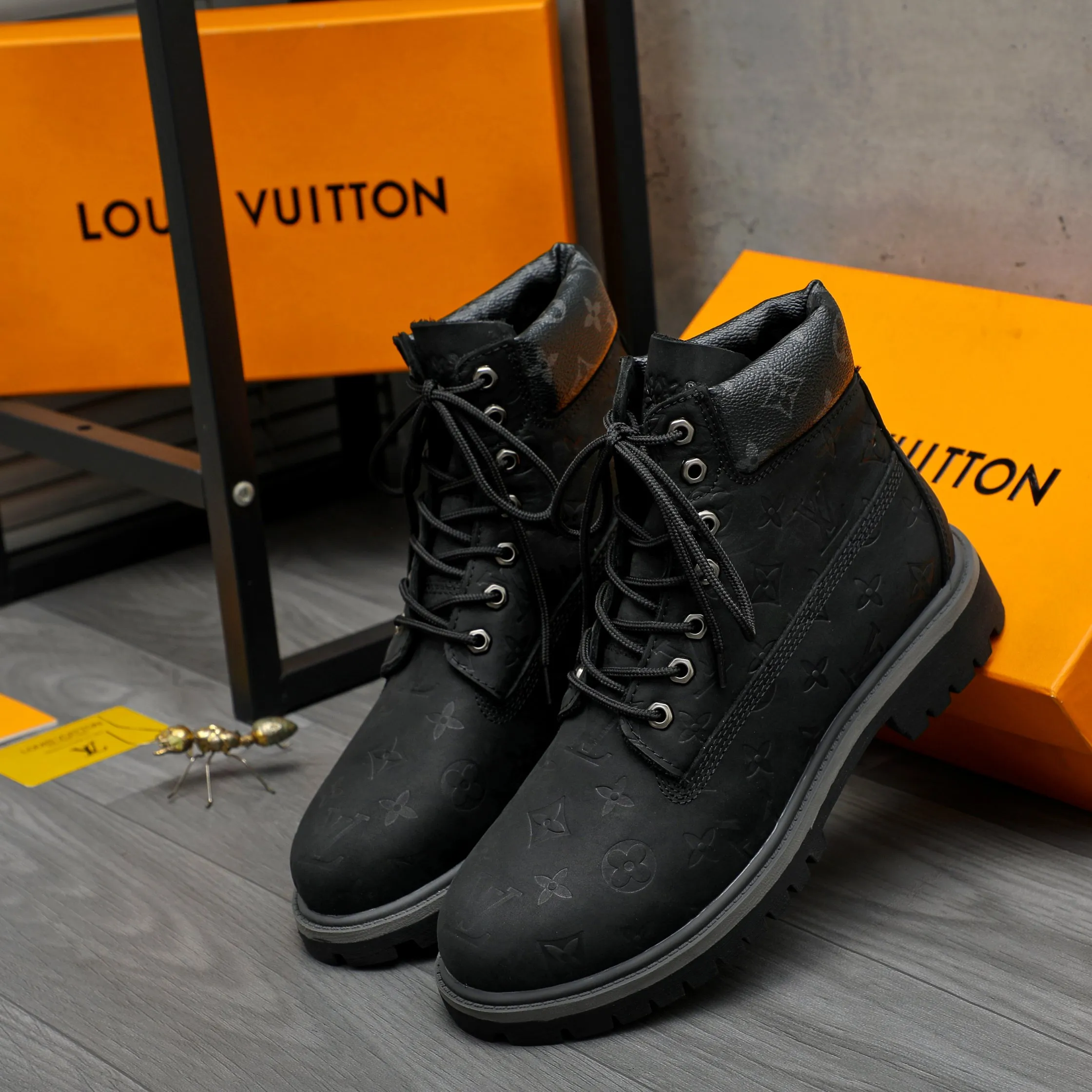 Men's shoes 💰p480 Product trademark: LV "Louis Vuitton" business lace-up high-top men's shoes Regular size: 38-44 Product materials: Selected matte cowhide embossed upper Leather lining Original rubber outsole